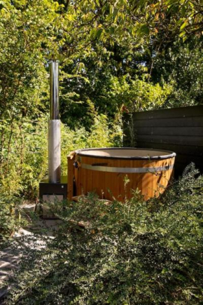 Sfeervolle boslodge met hottub en veranda